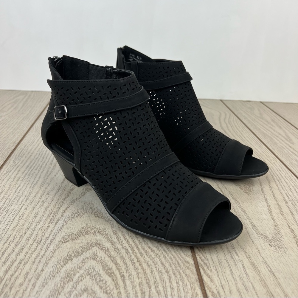 Easy Street Carrigan Perforated/Laser Cut Out Sandals 9.5Narrow Black $65